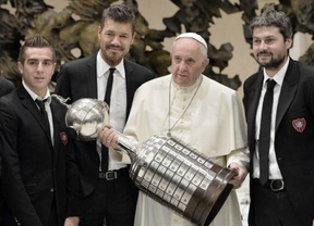 El Papa Francisco recibió la Copa Libertadores 