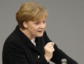 Merkel sugiere la instauración de una tasa global a la banca