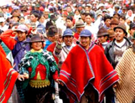 Indígenas mantienen bloqueos de vías