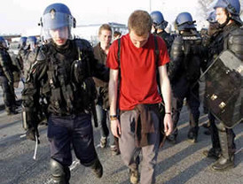 Chocan policías y manifestantes en protestas por OTAN; intercambio de gases lacrimógenos para repeler piedriza