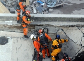 Buscan a 11 personas tras la explosión en Rosario que dejó 10 muertos