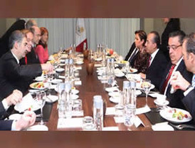 Especialistas elogian la estrategia contracíclica del Presidente Calderón