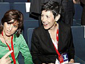 La delegada, Elma Saiz y la presidenta del Parlamento, Elena Torres consideran las medidas 