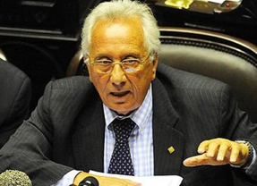 Recalde consideró que "el juez Griesa jugó a la gata flora: ni embargó ni permitió el pago a los bonistas"