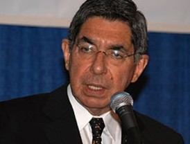 Óscar Arias pide a la comunidad internacional reconocer las elecciones en Honduras
