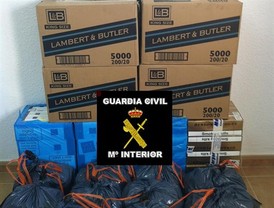 Interceptan en Manilva un vehículo cargado con 2.000 cajetillas de tabaco de contrabando