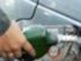¿Por qué el petróleo baja mucho y la gasolina poco?