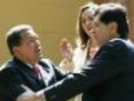 Alan García felicita a Chávez por reconocer el resultado del referendo