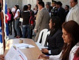La consulta popular mueve a las urnas a miles de residentes ecuatorianos en España