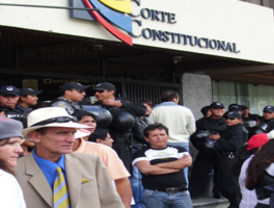 Manifestantes se oponen a la prohibición de los toros y gallos en Ecuador