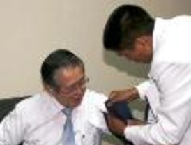 Fujimori va a juicio sin calcetines y los médicos lo examinan por somnolencia