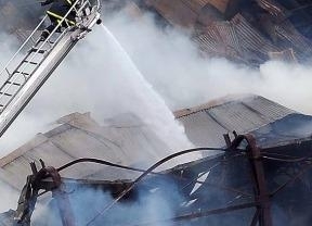 Continúan las tareas para extinguir el fuego en el depósito de Barracas