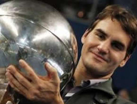 Federer suma su título número 64 y empata a Pete Sampras