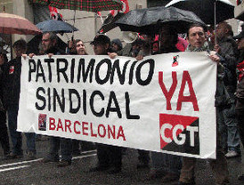 Manifestants de la CGT tallen la Via Laietana per protestar pel seu desallotjament de les dependències que ocupaven