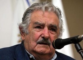 Mujica dijo que los fondos buitre quieren 'comerle el petróleo a la Argentina'