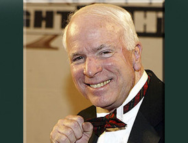 McCain es más viejo que coca-cola en lata, señalan los demócratas