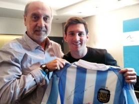 Messi firmó la camiseta a los niños del Garrahan