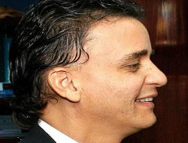 Sale ileso después de ser atacado por un tiburón