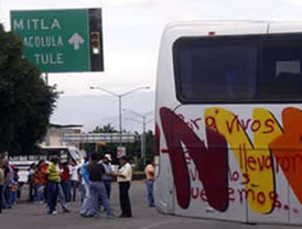En Oaxaca pese a acuerdos, maestros bloquean oficinas