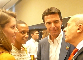 Los ministros Soria y Wert conversando con deportistas españolas