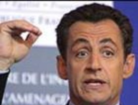 Nicolas Sarkozy pierde puntos frente a Ségolène Royal, aunque continúa por delante, según un último sondeo
