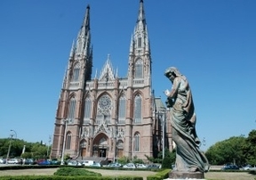 Las polillas fueron en masa a confesar sus tropelías a la Catedral de La Plata