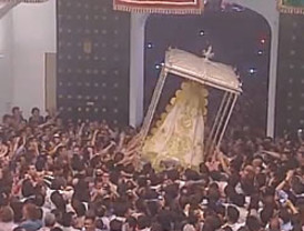 Fiasco en el Rocío: suspenden la procesión al romperse el paso de la Virgen