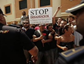 La acción de la Policía evita que los indignados frenen otro desahucio en Madrid
