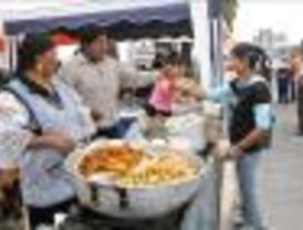 Ecuatorianos votan en un ambiente colorido y gastronómico