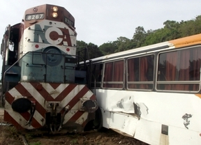 Un tren de carga embistió a un micro escolar en Campana