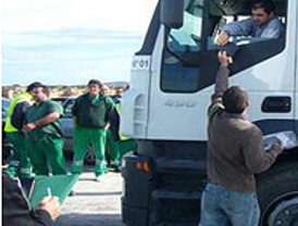 Fomento logra un acuerdo con los transportistas, aunque de momento seguimos con los paros