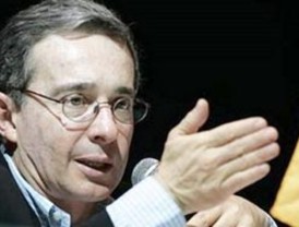 Hijo de Uribe admite relación con 'pirámides'