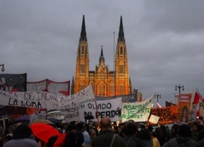 A un mes de la trágica inundación, realizaron una emotiva marcha en La Plata