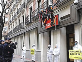 Activistas de Greenpeace 'asaltan' las sedes de PSOE y PP para protestar contra la energía nuclear