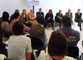 Fátima Báñez visita la Fundación Santa María la Real para conocer sus proyectos de apoyo a la inserción laboral