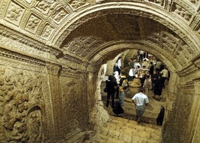 Los palentinos beben agua en la cripta de San Antolín 