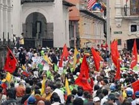 Una multitud se congregó para respaldar a Correa y el gobierno declaró el estado de excepción