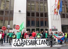 Stop Desahucios entrega a la Junta más de 7.000 firmas recogidas en zonas mineras para reclamar su intervención
