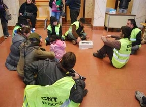 Miembros de la CNT ocupan una oficina del Ecyl para protestar contra el paro