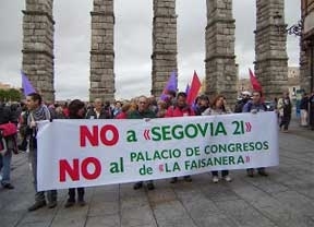 Dos centenares de personas participan en Segovia en una marcha contra el Palacio de Congresos que promueve la Diputación