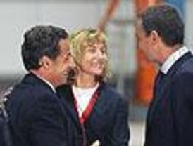 El show mediático de Sarkozy triunfa mientras que Zapatero queda malparado