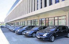 La Junta dispone de diez coches oficiales y 716 vehículos para servicios administrativos
 