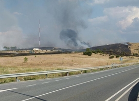 Alarma en Tornadizos ante la proximidad de un incendio forestal que obligó a desalojar a medio centenar de personas
