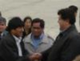 Evo viajó a Perú a entregar ayuda boliviana