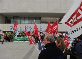 Más de medio millar de delegados sindicales protesta contra los recortes educativos