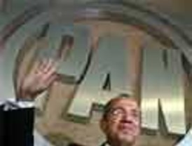 Calderón jura, escoltado, su cargo en el Congreso