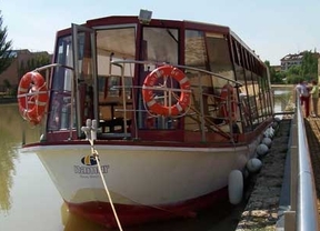 El barco Antonio de Ulloa, que recorre el Canal de Castilla, celebra su décimo aniversario