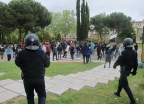 Desalojan a un centenar de manifestantes que accedieron al Parador de Salamanca tras la salida de Rajoy