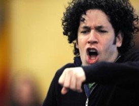 Gustavo Dudamel dirigirá en Uruguay a la Simón Bolívar