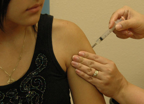 Las niñas de CyL que cumplan 14 años en 2013 podrán vacunarse desde este lunes contra el virus del papiloma humano